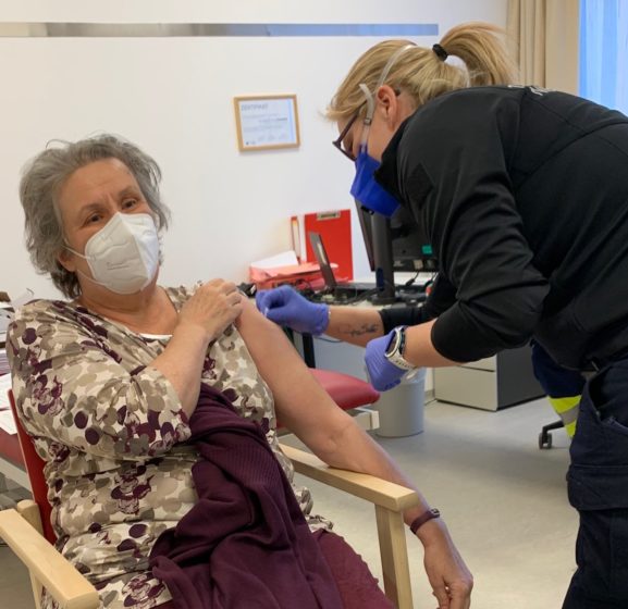 Impfung Dr Pusarnig wird geimpft